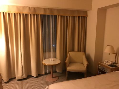 ホテルニューオータニ高岡の客室入口から見た禁煙シングルルームの窓際のテーブル、椅子