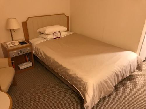 ホテルニューオータニ高岡の客室入口から見た禁煙シングルルームのベッド