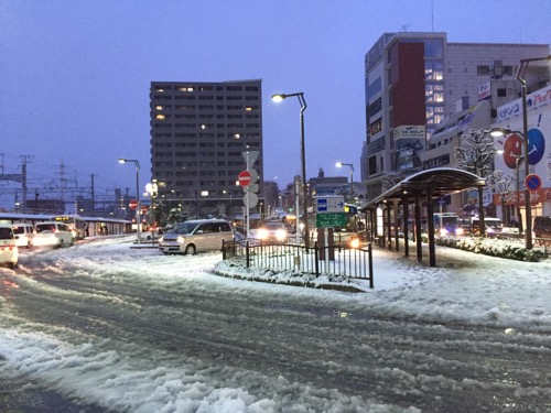 雪景色のJR金町駅南口バス停前の交差点-2015年1月18日午前6時45分頃