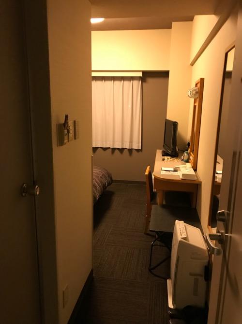 ホテルルートイン新潟県庁南の客室入口から室内を見た様子