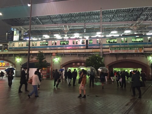 新橋SL広場から見たJR新橋駅ホームと停車中の京浜東北線の電車
