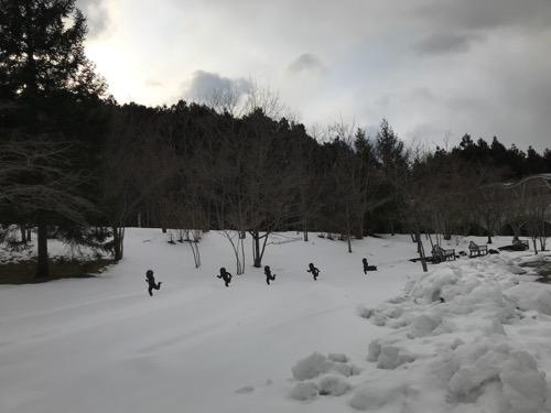 宮城大学キャンパス内の雪原を走る子供達