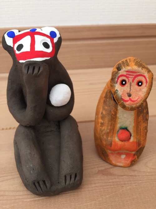無印良品の2016年の福缶2つに入っていた猿の人形（前から見た様子）