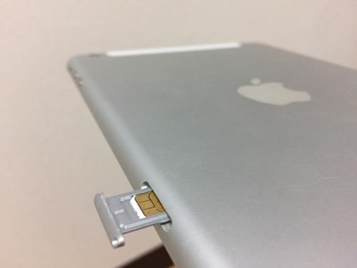 iPad mini初代のSIMスロットからSIMカードを半分ほど取り出した時の様子