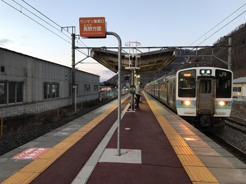 JR田沢駅に到着しつつあるJR篠ノ井線・甲府行の普通列車