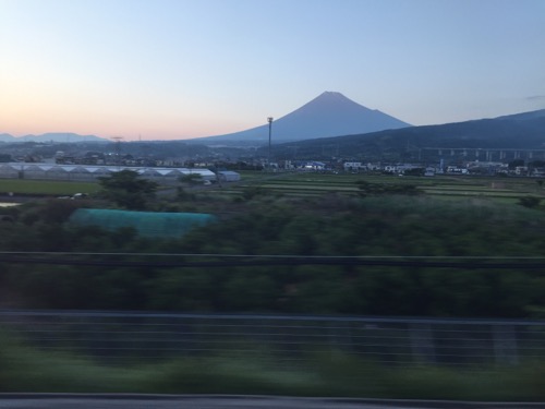 新幹線のぞみ121号岡山行の進行方向右手側の窓から眺めた富士山