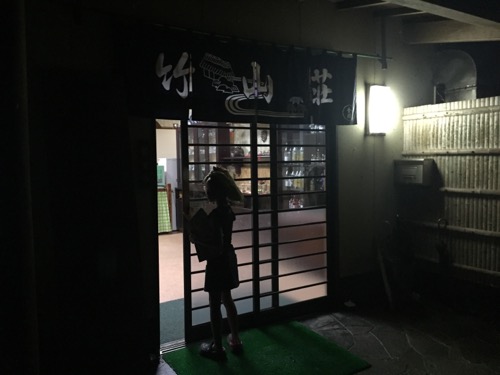 夜の竹山荘の玄関扉を閉める小学5年生の娘