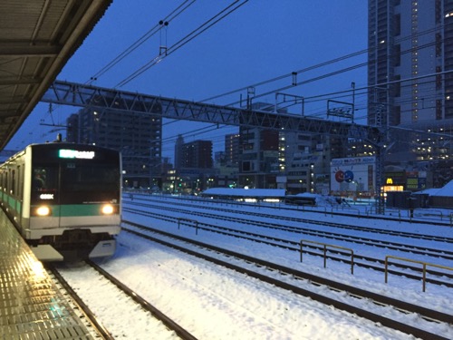 雪景色のJR金町駅2番線ホームに到着しつつある代々木上原行の電車-2015年1月18日午前6時49分頃