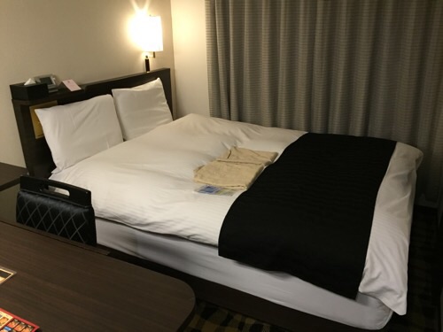 アパホテル新橋御成門の客室内ー広々としたベッド