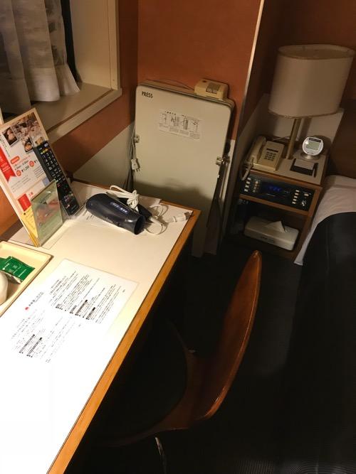 新潟第一ホテルのダブルルームの机と椅子