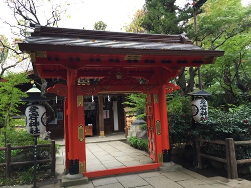 愛宕神社の赤い門
