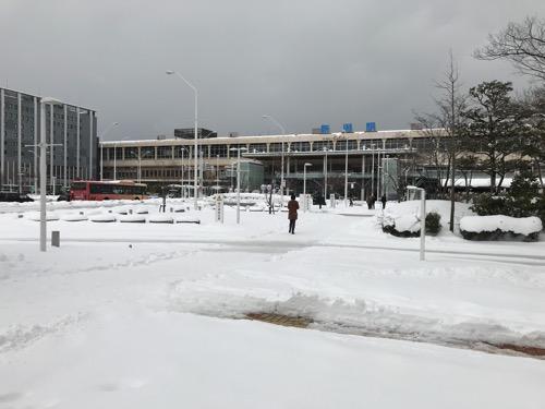 新潟駅南口前の雪景色
