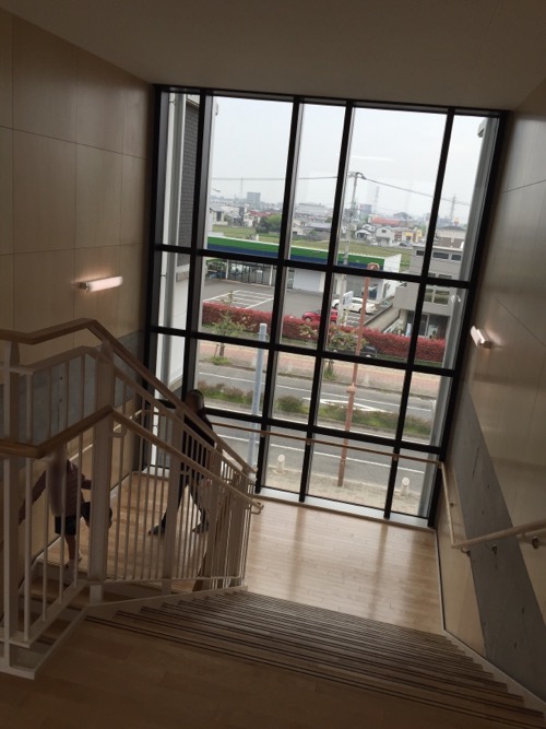 余土中学校の新校舎棟2階の大きな窓がある階段