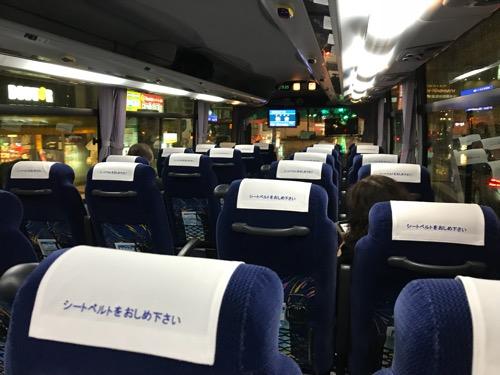 仙台行の高速バス「仙台-新潟線（WEライナー）」（JRバス東北）の車内後方座席から前方座席を見た時の様子