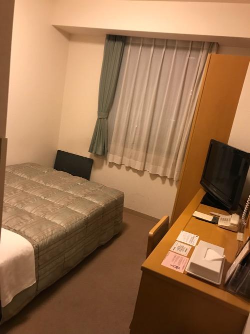 ホテルルートイン札幌北四条のシングルルーム内のベッドと机