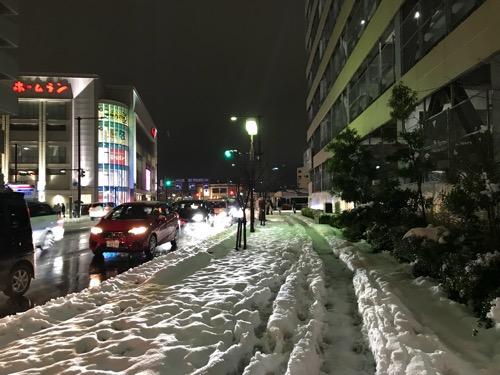 金沢フォーラス前の歩道に積もった雪
