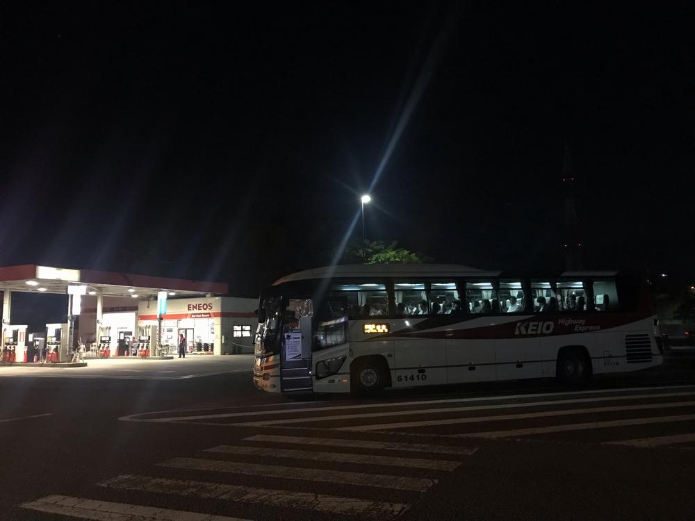中央道 双葉SA （上り線）のガソリンスタンド付近の駐車場に停車中の飯田駅からバスタ新宿行の高速バス