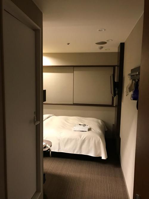 名古屋クラウンホテルのシングルルームの入口から見たルーム内の様子