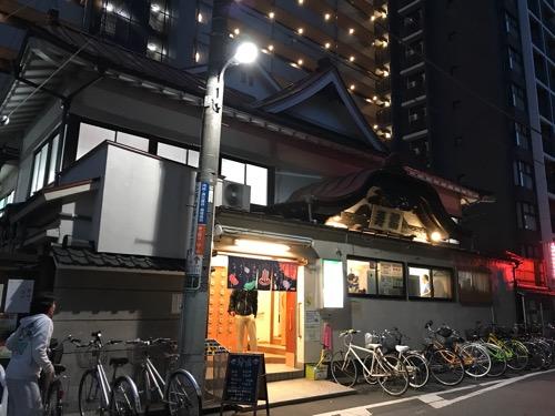 東京都台東区東上野の銭湯・寿湯の建物外観（夜の様子）