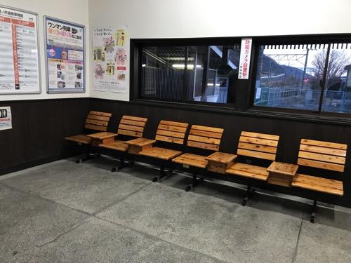 JR田沢駅の駅舎内の椅子