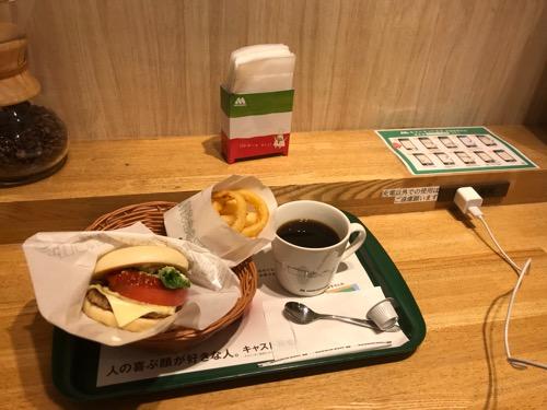 モスバーガー仙台西口店で注文したマルデピザオニポテセット・コーヒー、充電可能なコンセント