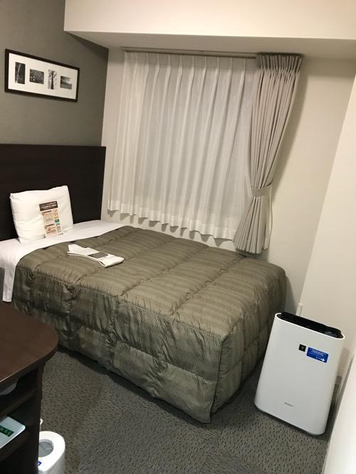 コンフォートホテル新潟駅前のシングルルームのベッド、空気清浄機