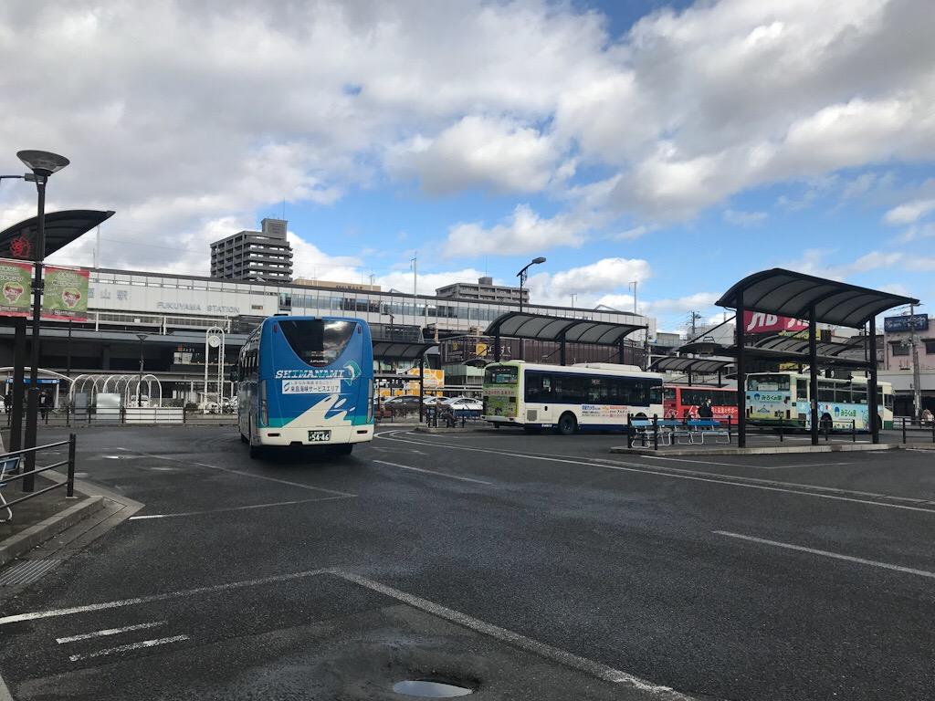 JR福山駅の降車場所から離れていく高速バス・キララエクスプレス