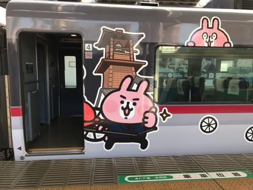 西武新宿駅2番線ホームに停車中の「カナヘイの小動物 ゆるっと小旅 西武鉄道で行く川越旅」のラッピング列車(人力車を停めて時の鐘の前で元気なポーズを取る4号車のピンクのうさぎ)