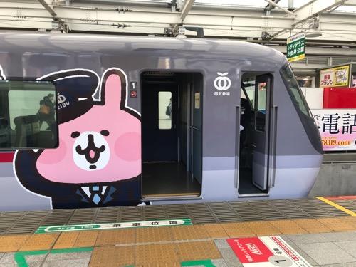 西武新宿駅2番線ホームに停車中の「カナヘイの小動物 ゆるっと小旅 西武鉄道で行く川越旅」のラッピング列車(1号車の出入口のピンクのうさぎ)