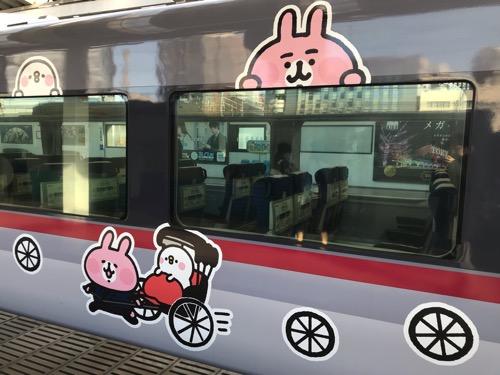 西武新宿駅2番線ホームに停車中の「カナヘイの小動物 ゆるっと小旅 西武鉄道で行く川越旅」のラッピング列車(ピスケを乗せた人力車を笑顔で動かす4号車のピンクのうさぎ)