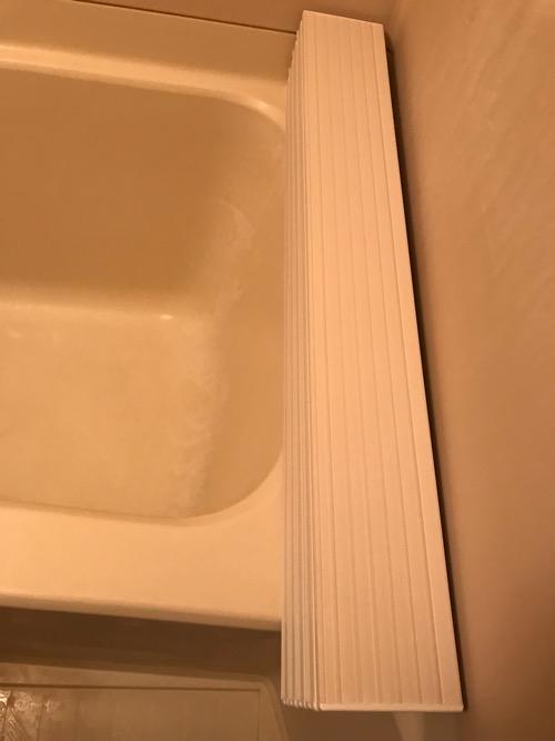 コンパクト収納風呂ふた ネクスト M9 横70cm、長さ90cm(風呂ふたを浴槽の縁に置いた様子)