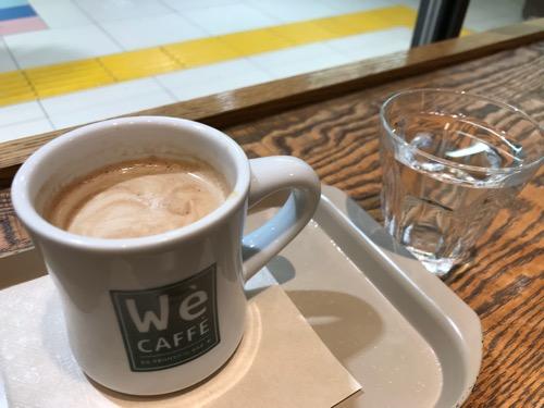 We CAFFE エキュート大宮店のカウンターテーブルに置いたホットコーヒーと水