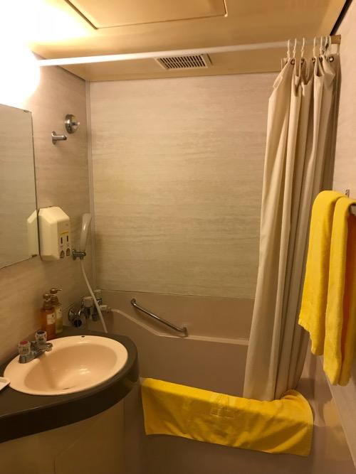 ニイガタステーションホテルのシングルルームの洗面台、浴槽、シャワー