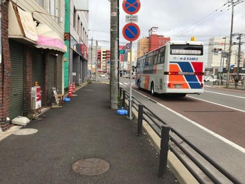 北海道函館市の名産・イカをデザインした「HAKODATE うすい」と書かれたマンホールの蓋がある歩道の周辺の様子