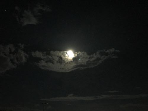 夜空の満月と雲