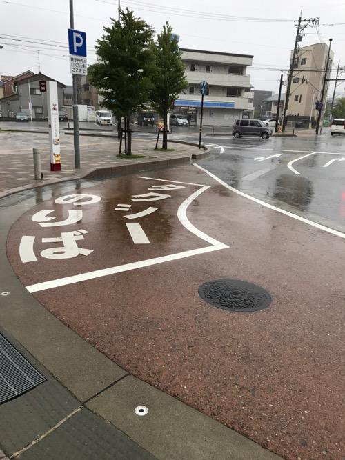 石川県野々市の「ののいち おすい」と書かれた雨で濡れたマンホールの蓋があるJR野々市駅南口周辺の様子