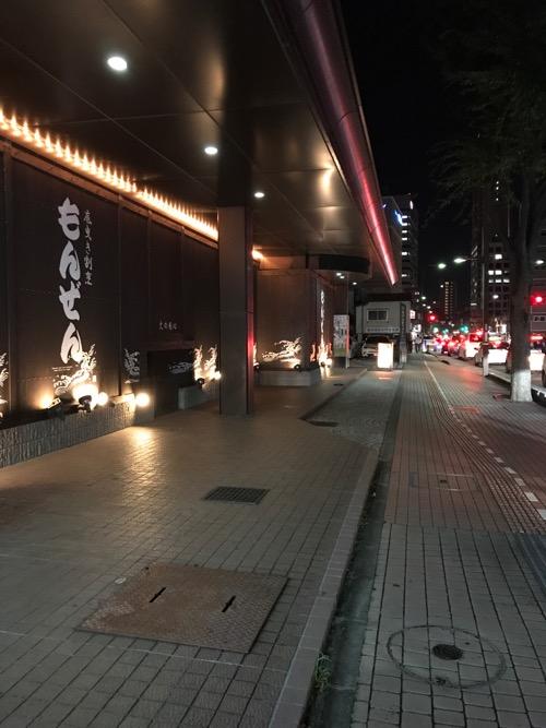 石川県金沢市の金沢シティホテル1階の飲食店・もんぜん前の歩道と一体化したマンホールの蓋と周辺の夜間の様子