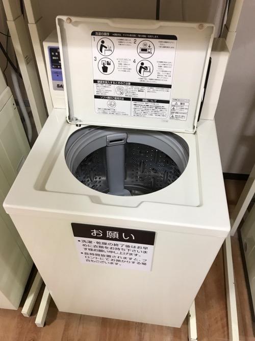 金沢シティホテルのコインランドリーの洗濯機（蓋が開いた状態）