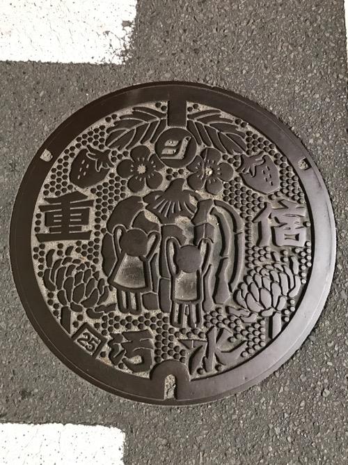 愛媛県東温市の「重信　汚水」と書かれたマンホールの蓋