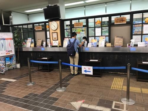JR松山駅の切符売場(午前4時52分頃の様子)