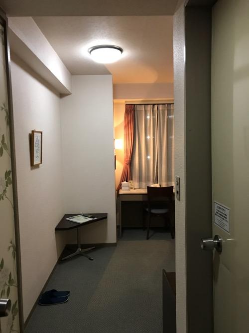 ホテルエコノ金沢駅前のシングルルームの部屋の入口から中を見た様子
