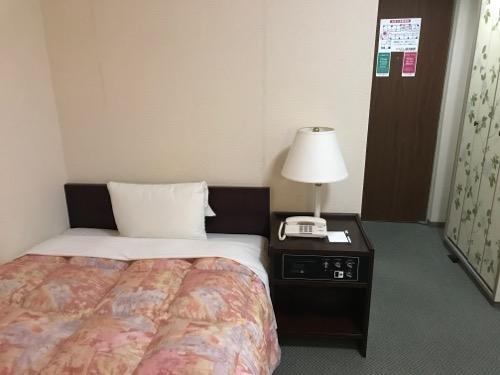 ホテルエコノ金沢駅前のシングルルームのベッド