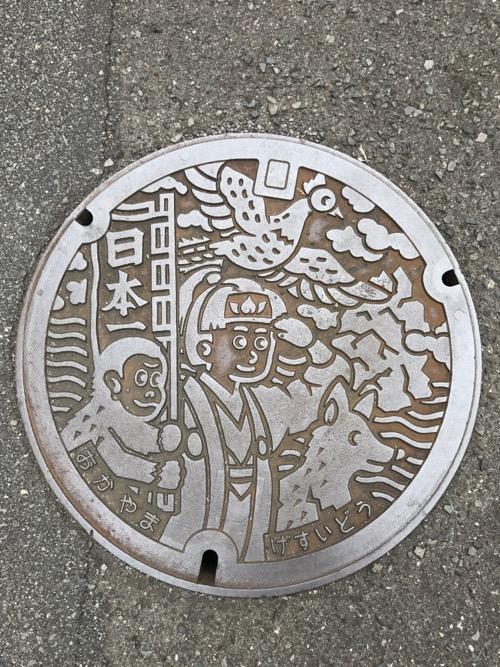 岡山県岡山市の桃太郎が描かれている下水道のマンホールの蓋