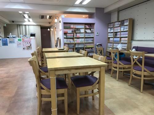 HUB Cafe 東京VIPラウンジの3階(テーブル、漫画本の本棚)