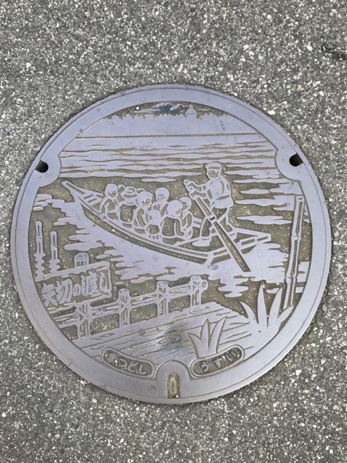 千葉県松戸市のマンホールの蓋(矢切の渡しの絵)