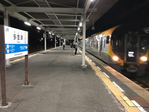 JR多度津駅の2番ホームに到着しつつある特急しおかぜ・いしづち28号