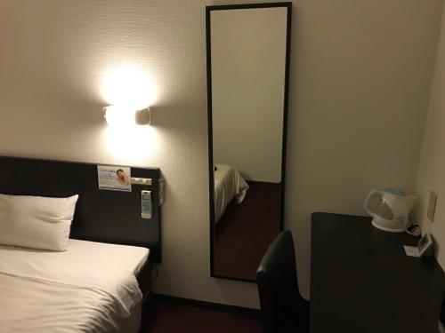 スーパーホテル岡崎の禁煙シングルルームの全身鏡