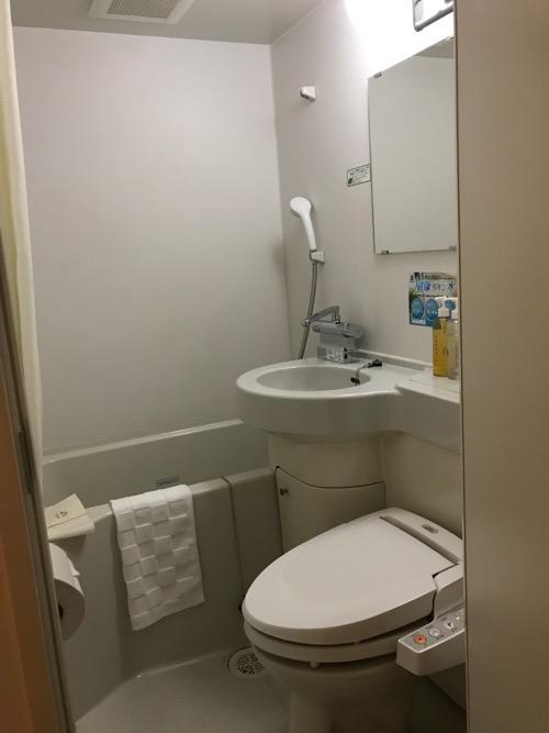 スーパーホテル岡崎の禁煙シングルルームの浴室とトイレ