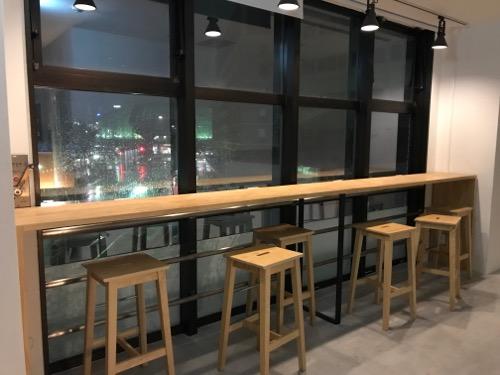 Blue Hour Kanazawaの共用スペースの窓際の机と椅子