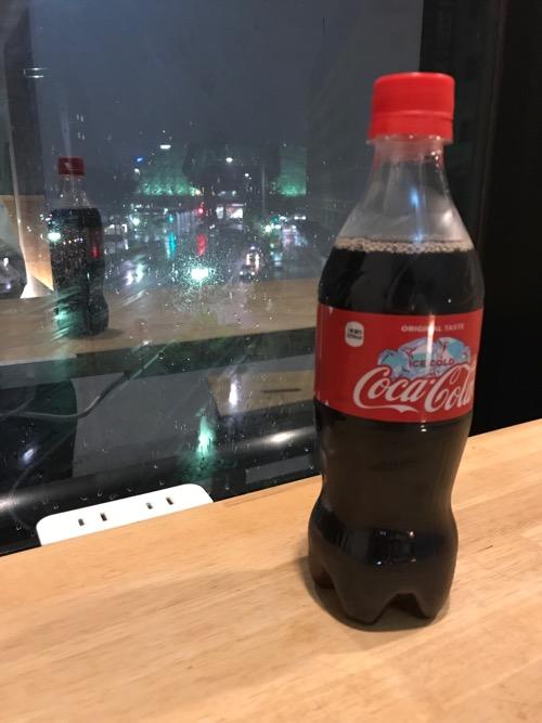 Blue Hour Kanazawaで購入したコカ・コーラ。窓際のコンセント